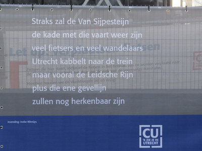906752 Afbeelding van een gedicht van Ineke Winnips, op het bouwhek langs de Van Sijpesteijnkade te Utrecht. De tekst ...